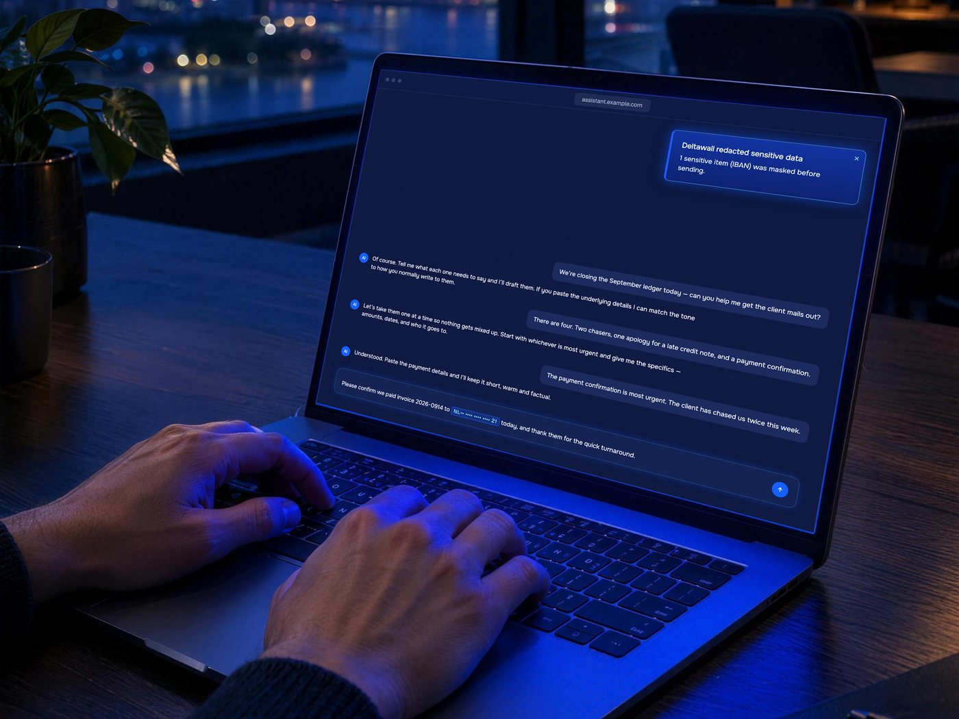 Handen die typen op een laptop in een Nederlands kantoor. Op het scherm bevestigt de Deltawall-banner dat één IBAN vóór verzending is gemaskeerd.